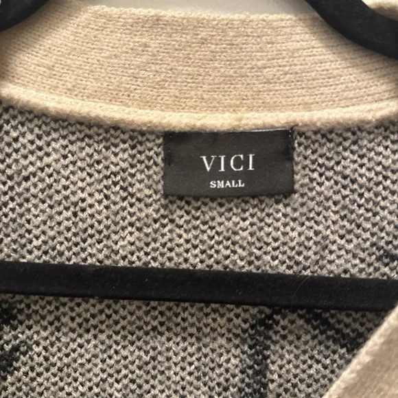 Vici Floral Patterned Cardigan in Cream and Black - Picture 3 of 4